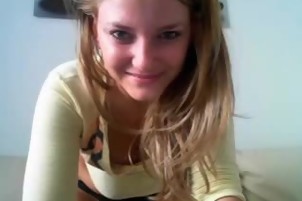 Busty blonde shwing her nice natural tits